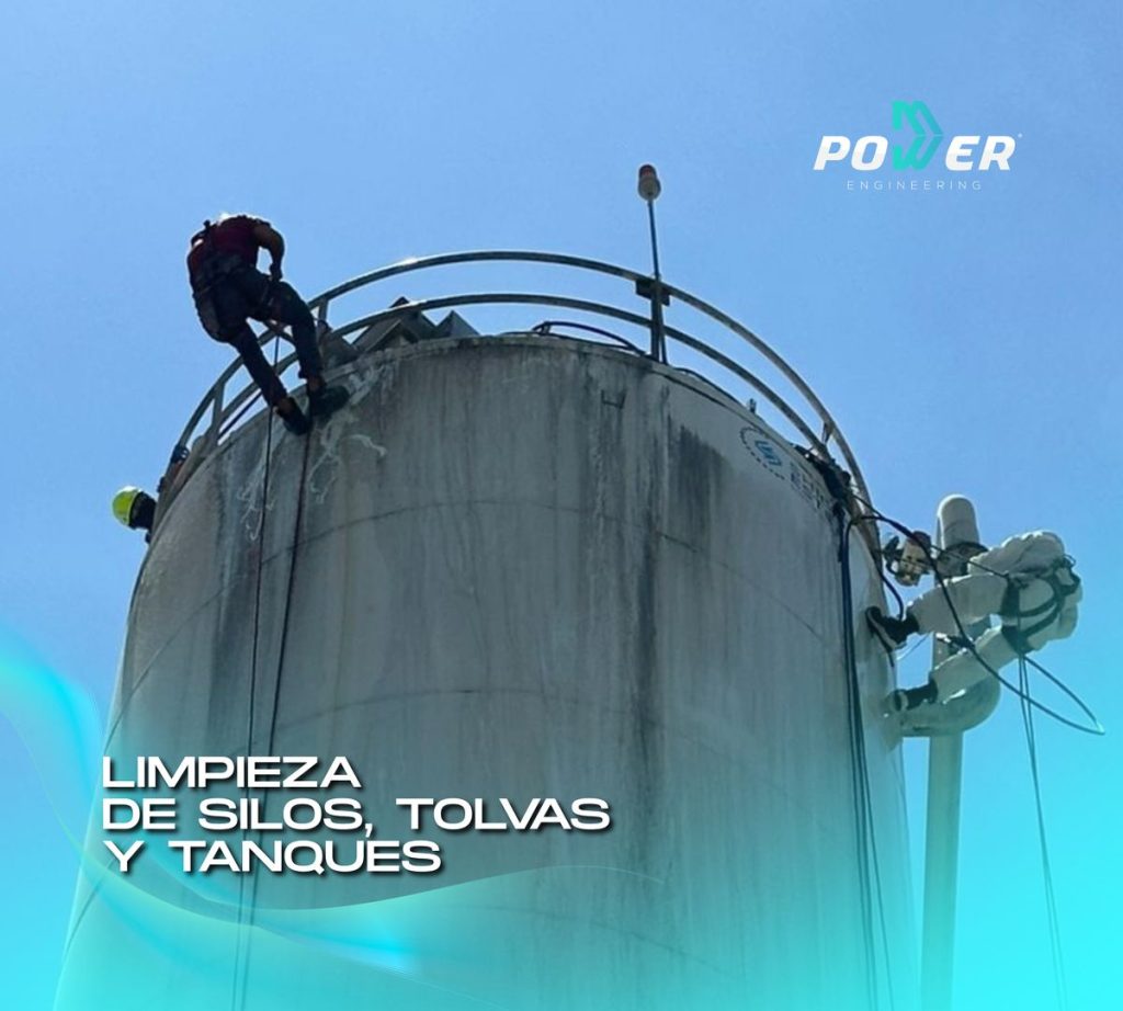 Técnicos de Power Engineering limpiando un silo industrial en altura con equipo certificado, Apodaca Nuevo León