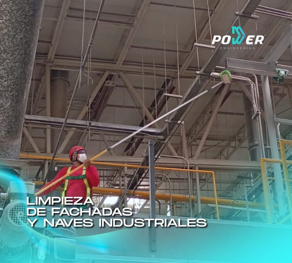 Limpieza de estructuras altas en nave industrial