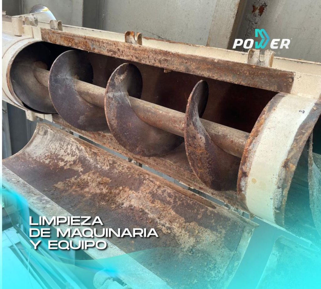 Tornillo sinfín oxidado antes de limpieza de maquinaria
